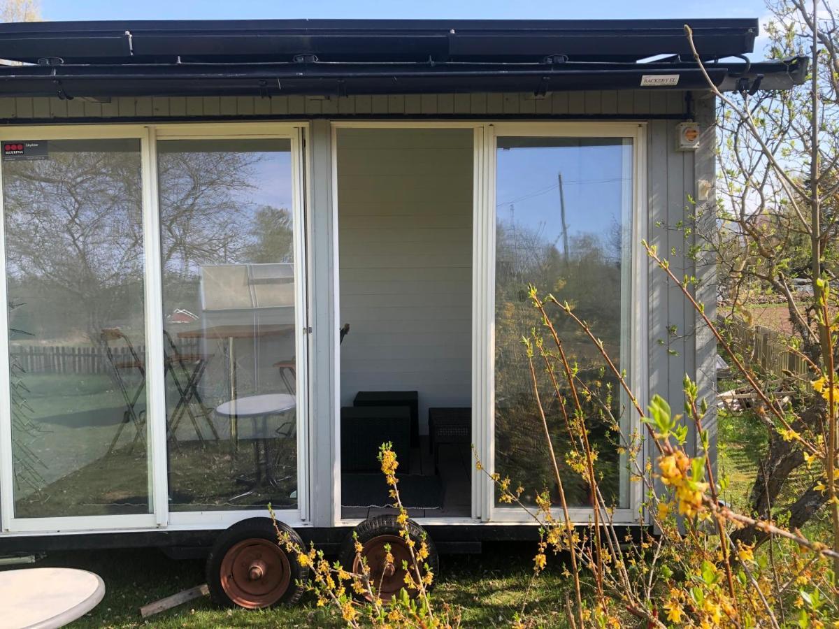Two Small Guest Houses By Lake Rent Out As One Hjo Exterior photo