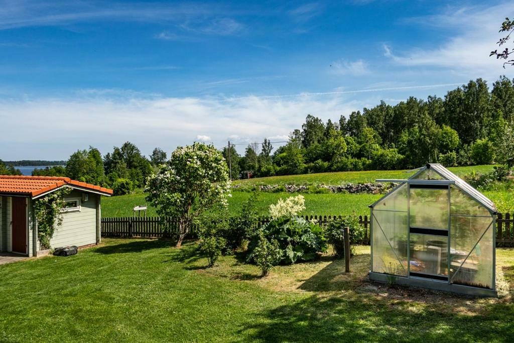 Two Small Guest Houses By Lake Rent Out As One Hjo Exterior photo