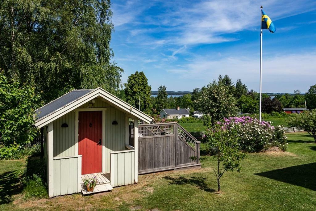 Two Small Guest Houses By Lake Rent Out As One Hjo Exterior photo